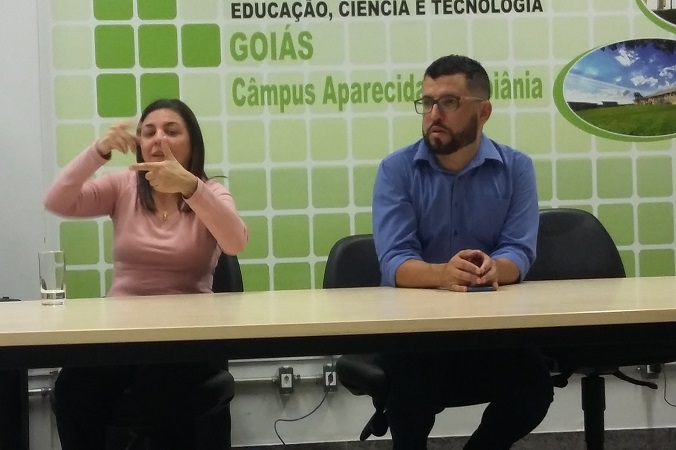 Os professores surdos Zanúbia Dada e Messias Ramos Costa atuam em estudos para o desenvolvimento de sinais-termo que consigam expressar os conceitos técnicos e científicos das palavras